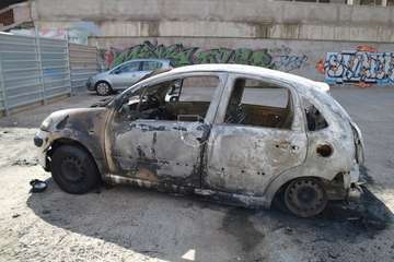 Imágenes de algunos de los vehículos afectados por los incendios en el parquin de Arnao y solar de Punto Fielato/TA.